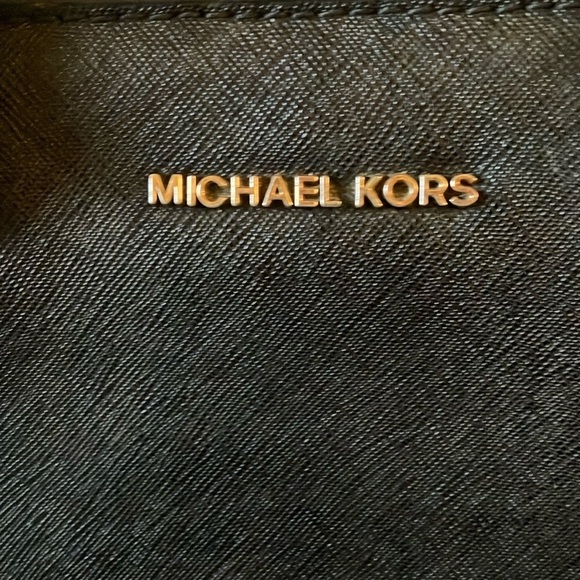 Michael Kors: Black Sheila Medium Faux Saffiano Leather Satchel- Gold Tone - Picture 2 of 15